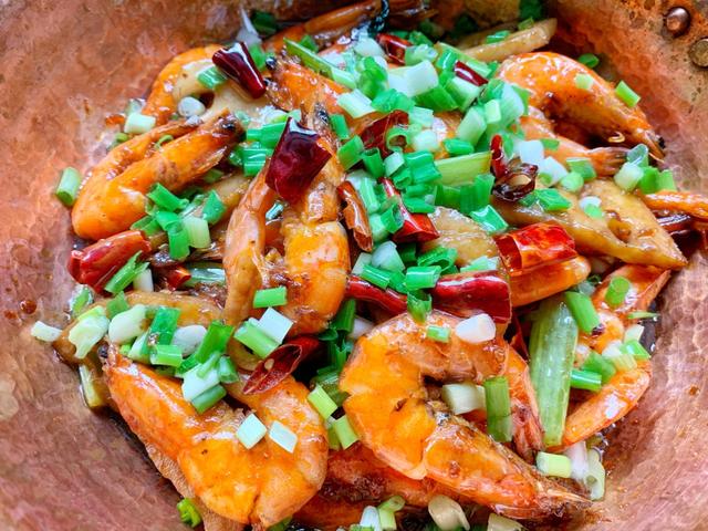 香辣干锅虾_干锅基围虾，香辣可口，香气四溢，看着就想吃（干锅香辣基围虾的做法窍门）