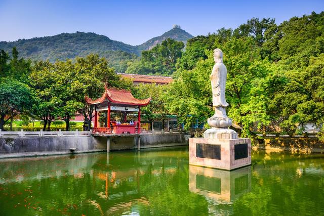 鼓山景区以古刹涌泉寺为中心，是福州最著名的风景区之一（福州市鼓山涌泉寺）