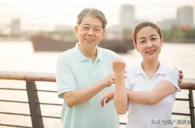 建议中老年人：适当多吃这5种“高钙食物”，身体硬朗，精神饱满（中老年人吃的钙片）