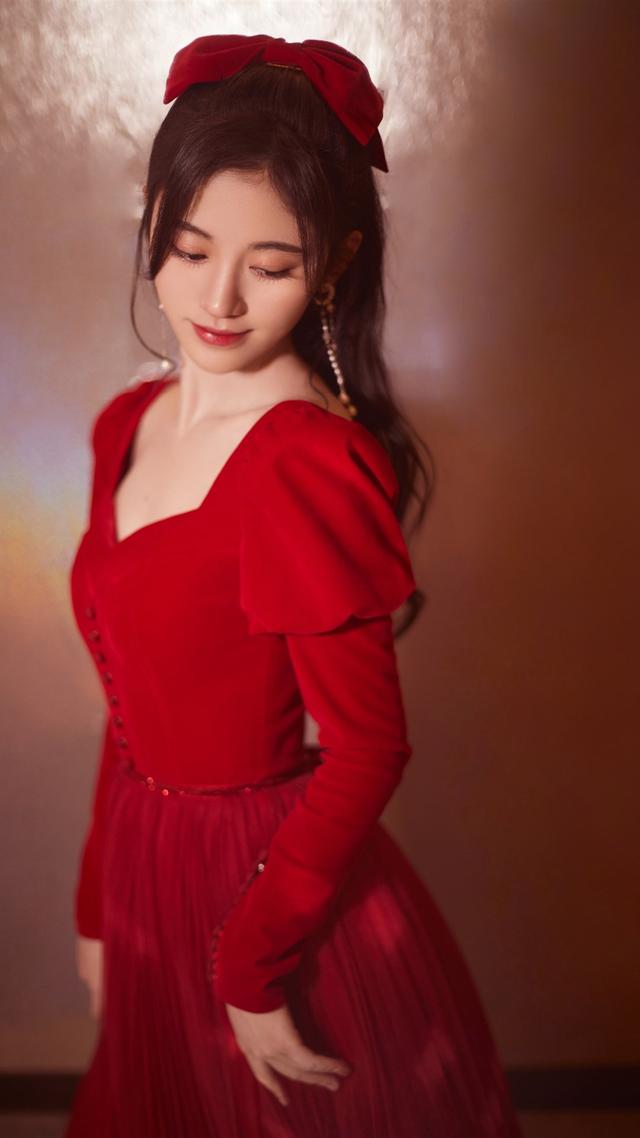 玉溪生云，毫彩清润月皎白，博山睡鸦，烟岫氤氲梦乍寒