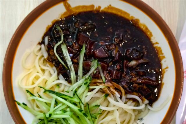 爱吃面条的要收藏，30年大厨教你炸酱的做法，拌饭拌面都特香（酱油拌面的做法面条好吃）