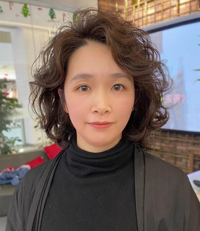 中老年人的发型_60岁女性有哪些洋气的发型推荐？这9款时髦又好看，减龄又显气质（60岁适合什么发型显年轻）