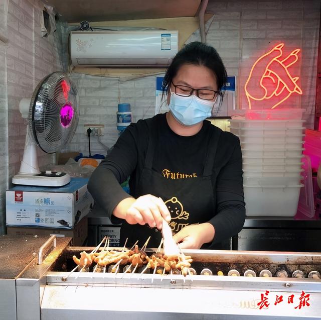 不足5平方米小店日销千串烤鸡爪，80后夫妻白手起家打造“网红”小吃店丨走向我们的小康生活
