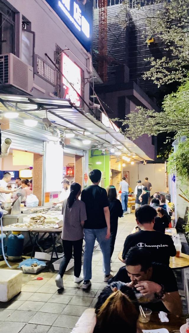 北京路粤菜宵夜大排档，人均25元，凌晨还在排队，老广晚上爱来吃（北京二十四小时营业的粤菜）