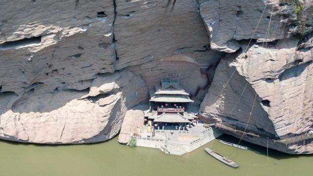 江西龙虎山崖墓数以百计，官方悬赏100万，只为解开千古悬棺之谜（江西龙虎山悬棺的照片）