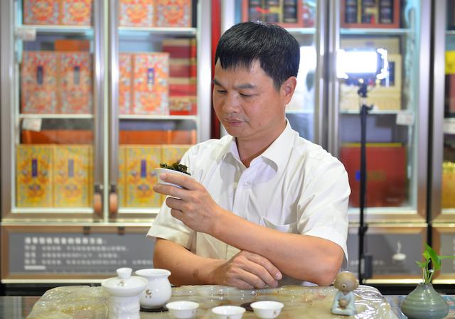 第四批「国茶工匠·人物推选」——制茶大师（乌龙茶类）王启灿（中国第二批制茶大师名单）