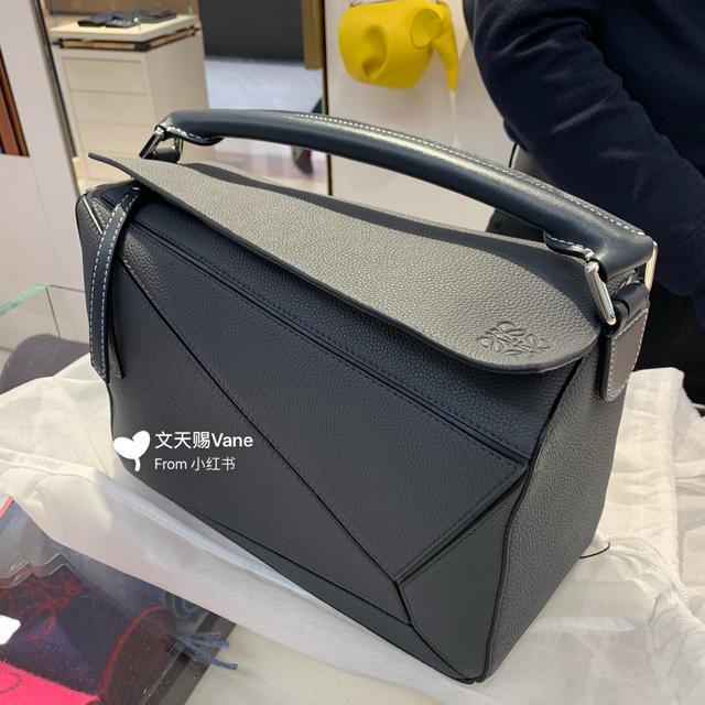 loewepuzzle灰色中号男生斜挎包 我心心念念的