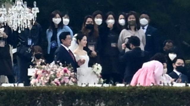 最强CP结婚啦！孙艺珍身穿14万仙牌婚纱，四套高奢礼服轮番换