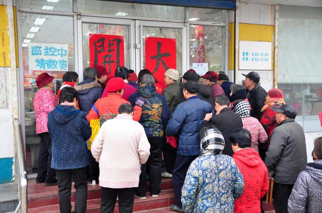 名校大学生创业开超市，一年狂赚150万，看看聪明人的赚钱之道（超市创业经历）