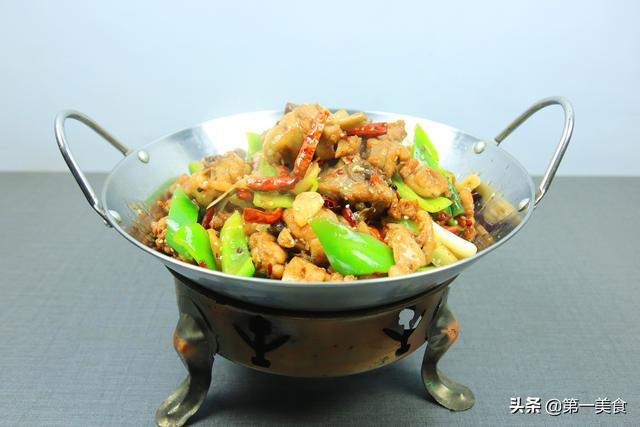 香辣干锅虾_正宗川味：香辣干锅鸡鲜香可口，好吃到停不下来（川味干煸鸡）