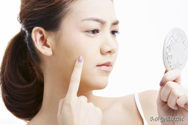 为什么脸上容易长色斑？（什么原因导致脸上长色斑）