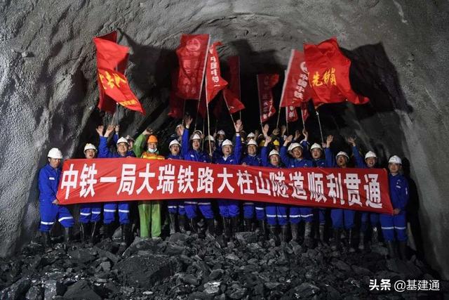 地球上最难修建的铁路开通，我们不能忘了背后的这些建设者们（“地球上最难修建铁路”进入施工）