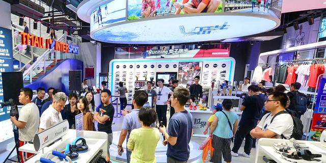 耐克阿迪折扣店加盟：顾客觉得商品贵怎么办？（耐克阿迪折扣进货渠道）