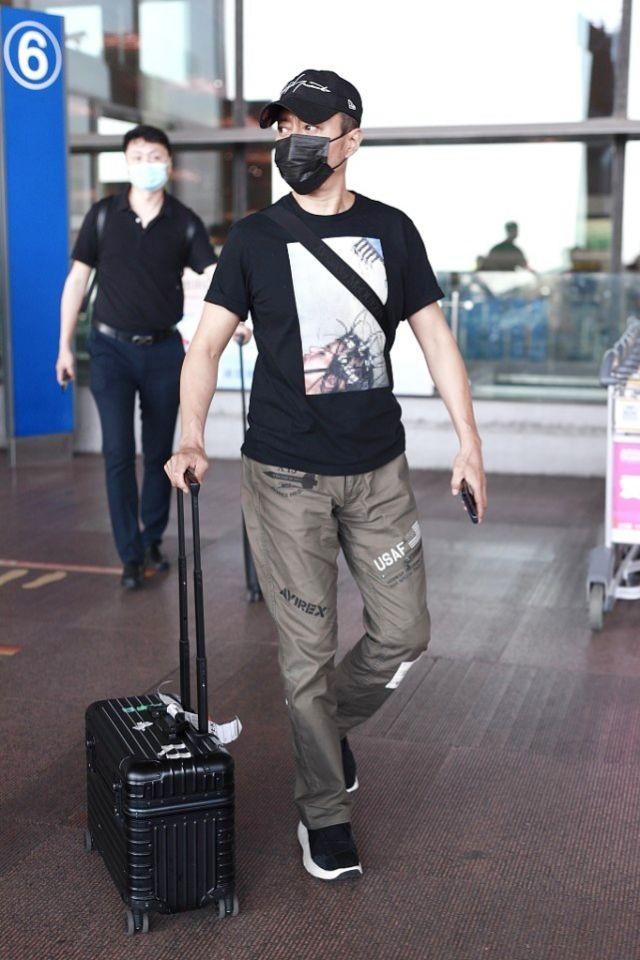 57岁张涵予状态真好，工装裤造型变身潮男，和西装风格反差很大
