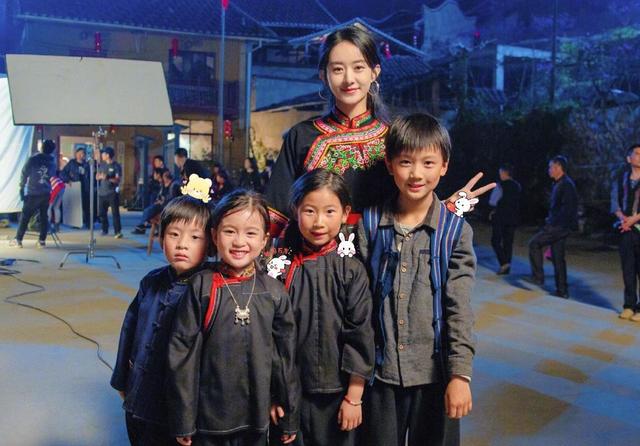 赵丽颖越来越有女人味了，穿民族风服饰只化淡妆，看着好温柔啊（赵丽颖民族服装）
