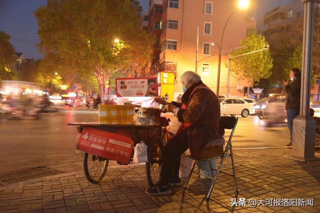 洛阳78岁老人街头摆摊创业：自己挣钱，比跟别人张嘴要强（洛阳做生意）