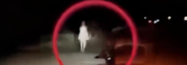 怪异生物_印度出现怪异人形生物！全身冒白光，直立行走不时跳跃