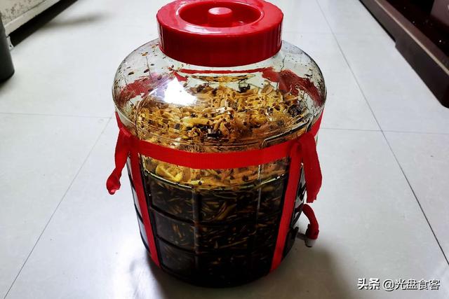 冬天，遇到苤蓝我从不手软，一次囤30斤，随吃随取，可以吃半年