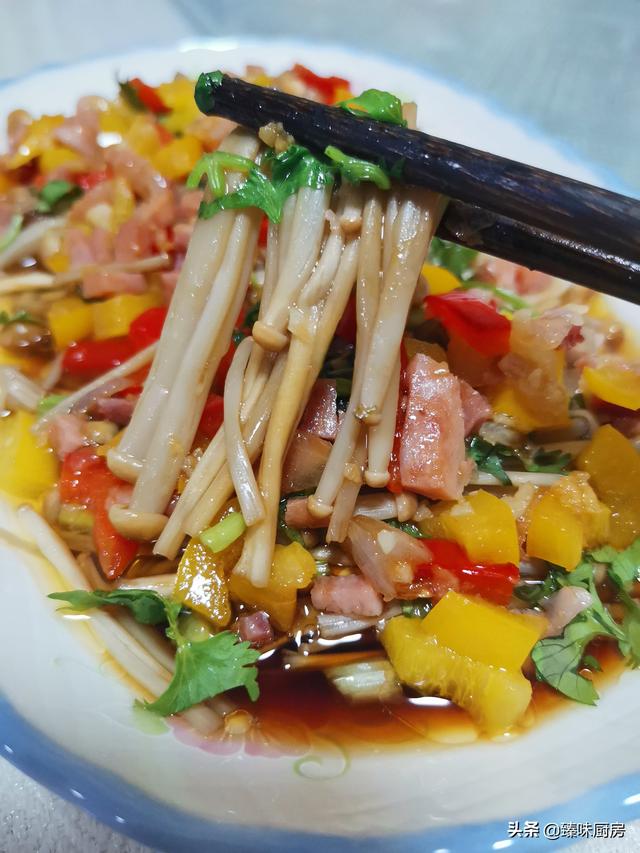 黄金针菇_彩虹黄金针菇的健康美味吃法，不炸不炒，水煮也一样出色（金针菇怎样炸着好吃）