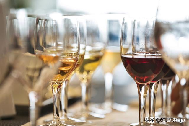 白葡萄酒和红葡萄酒，有哪些区别？（白葡萄酒是红酒还是白酒）