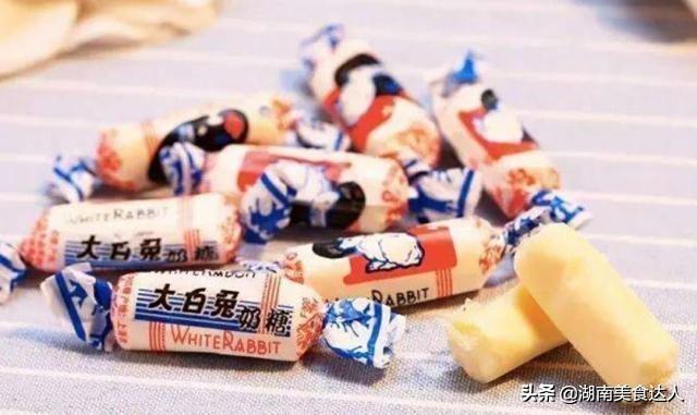 吃了20年的大白兔，才知道里面“透明纸”的用处？（大白兔那层白色的纸可以吃吗）