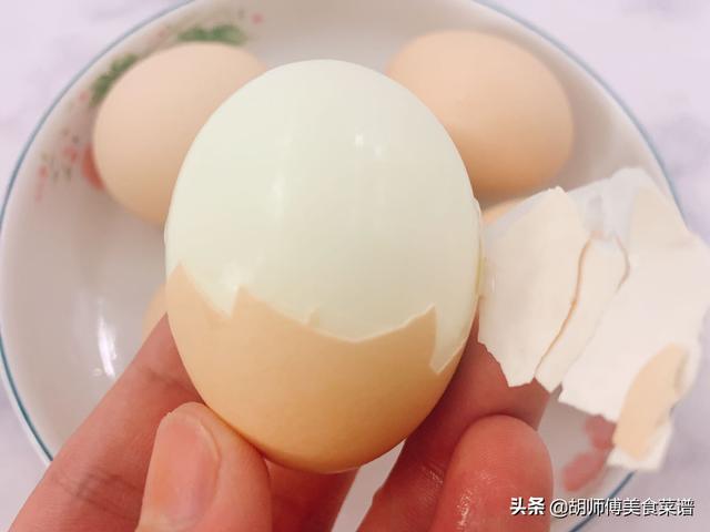 煮鸡蛋时，直接加水煮是错的（鸡蛋放下去水煮蛋壳裂开）