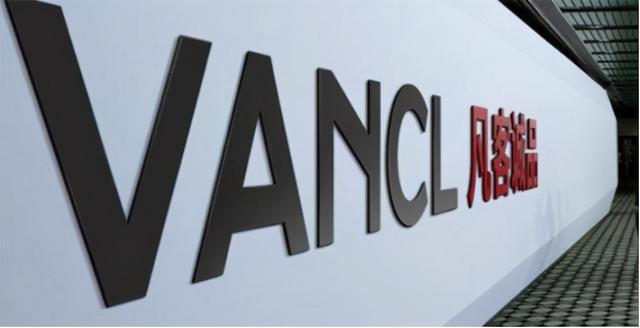 凡客服饰_凡客诚品“垮台”，员工曾多达万人，却连雷军也没能挽回（凡客诚品为什么成功）