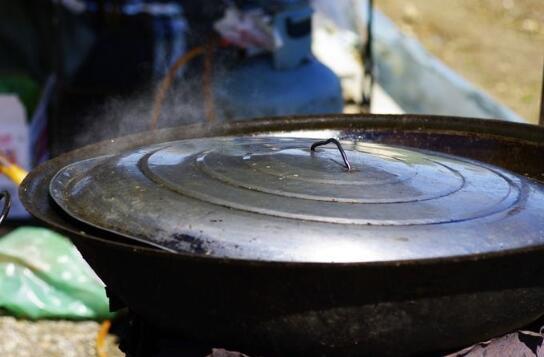 铁锅炒菜能补铁、不粘锅涂层里有“毒”？（不粘锅铁锅涂层对身体有害吗）